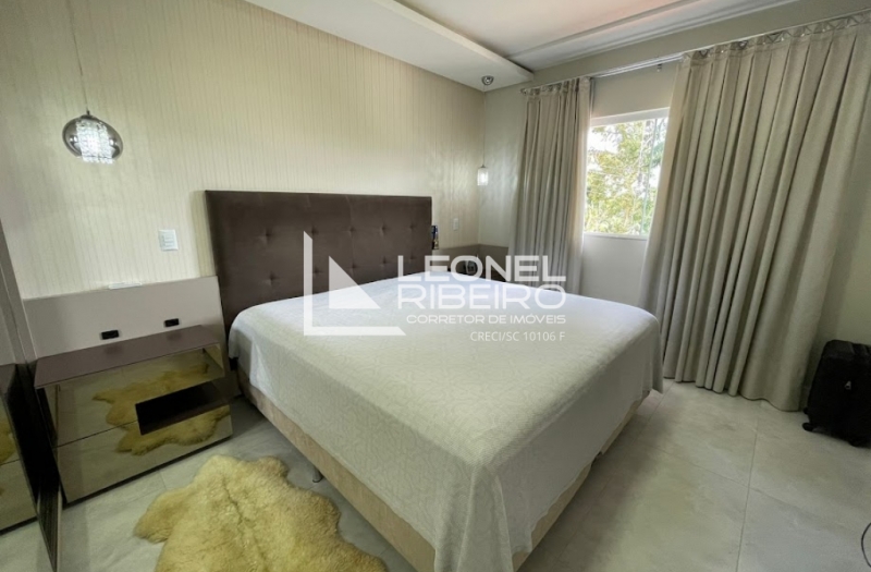 Casa mobiliada com piscina � venda no bairro Quintino em Timb�/SC