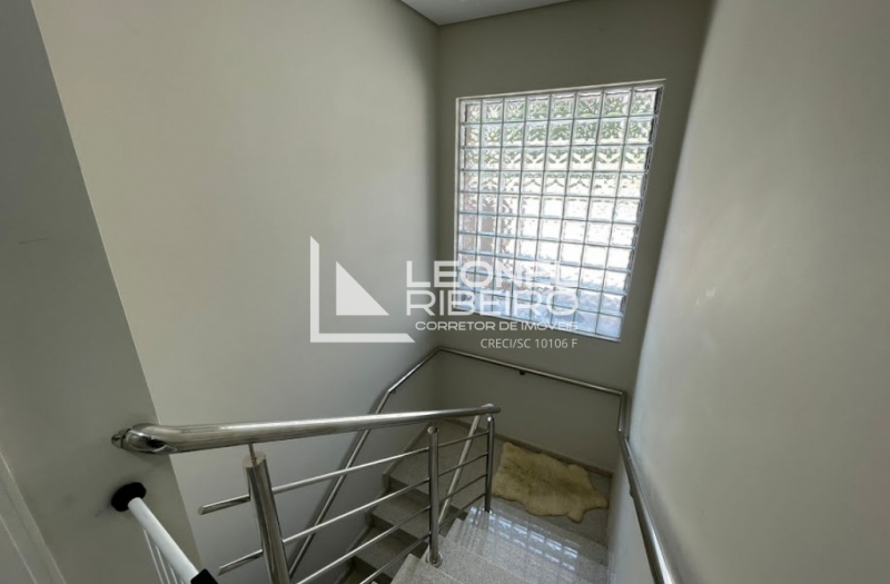 Casa mobiliada com piscina � venda no bairro Quintino em Timb�/SC