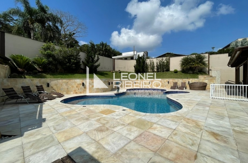 Casa mobiliada com piscina � venda no bairro Quintino em Timb�/SC