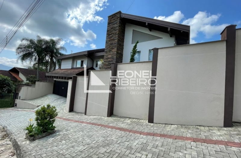 Casa mobiliada com piscina � venda no bairro Quintino em Timb�/SC