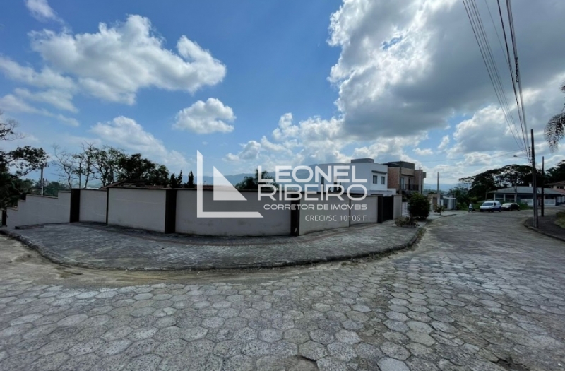 Casa mobiliada com piscina � venda no bairro Quintino em Timb�/SC