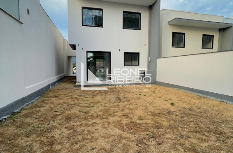 Sobrado Novo em �rea Nobre de Timb�