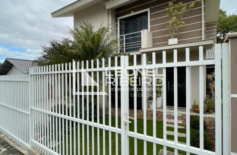 Casa alto padr�o com 2 pavimentos no bairro Imigrantes.