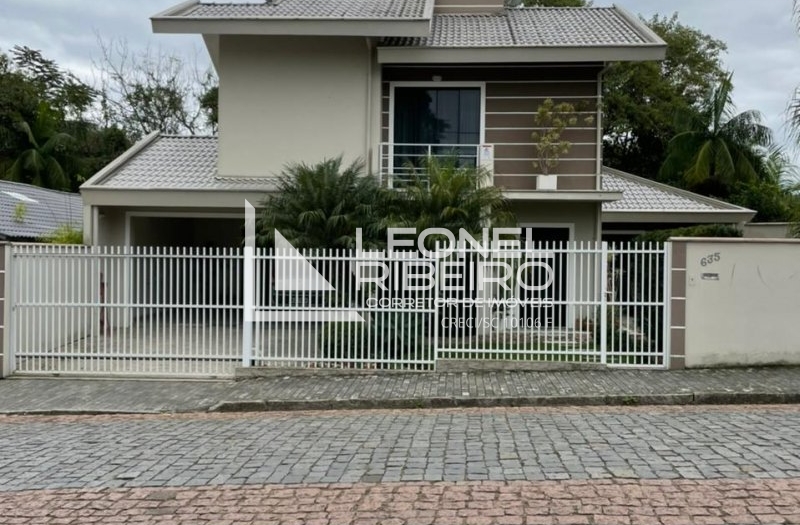 Casa alto padr�o com 2 pavimentos no bairro Imigrantes.