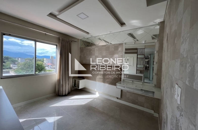 Apartamento semi mobiliado no bairro Centro em Timb�