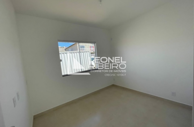 Casa nova em condom�nio em Timb�