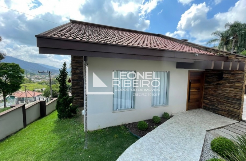 Casa mobiliada com piscina � venda no bairro Quintino em Timb�/SC