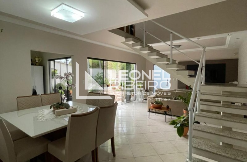 Casa alto padr�o com 2 pavimentos no bairro Imigrantes.