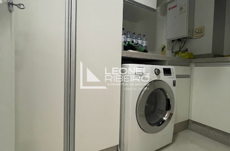 Apartamento Alto Padr�o em Andar Alto  a Poucos Metros do Centro 100% Mobiliado