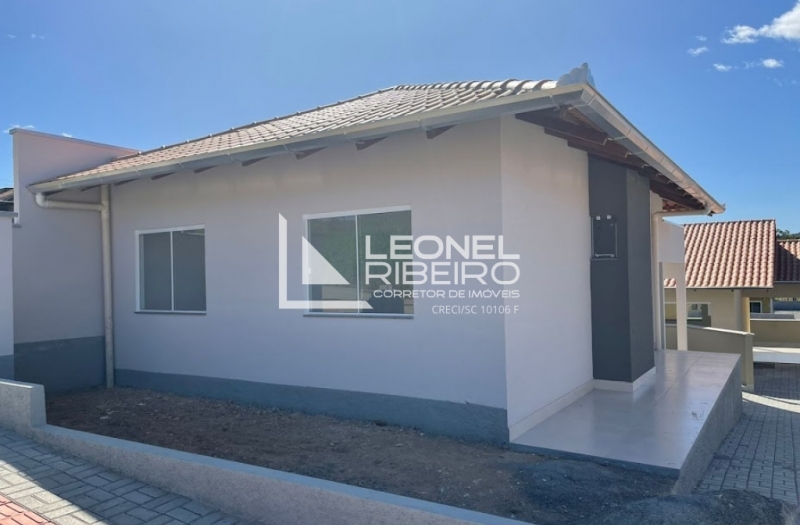 Casa nova em condom�nio em Timb�