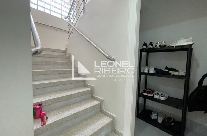 Casa mobiliada com piscina � venda no bairro Quintino em Timb�/SC