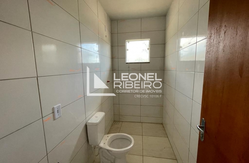 Casa Nova de Esquina no Bairro Araponguinhas.