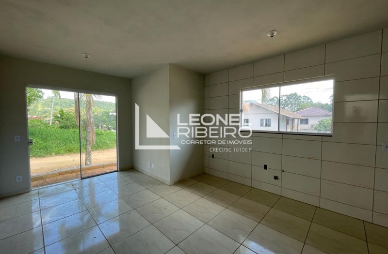 Casa Nova de Esquina no Bairro Araponguinhas.