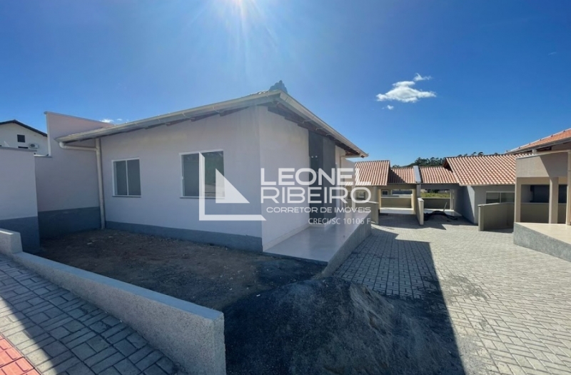 Casa nova em condom�nio em Timb�