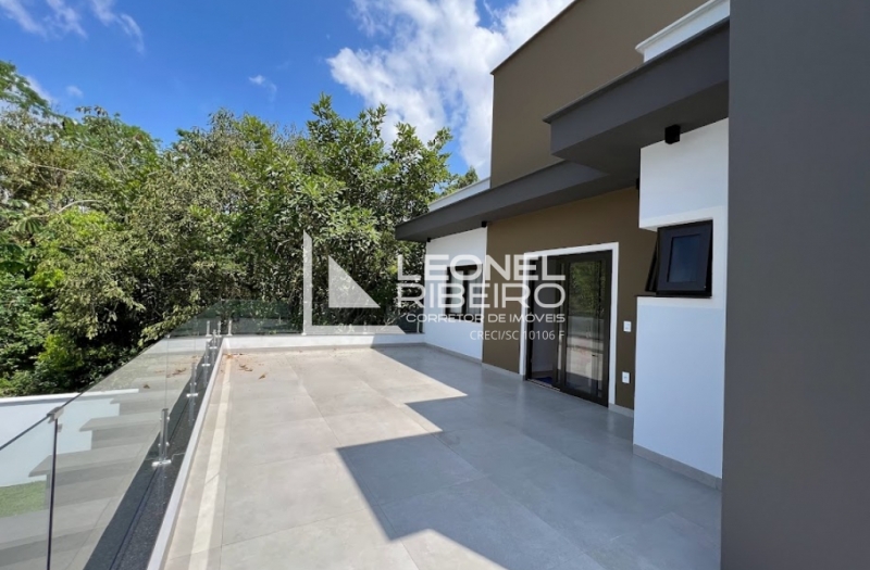 Casa alto padr�o com 3 dormit�rios no bairro Capitais em Timb�.