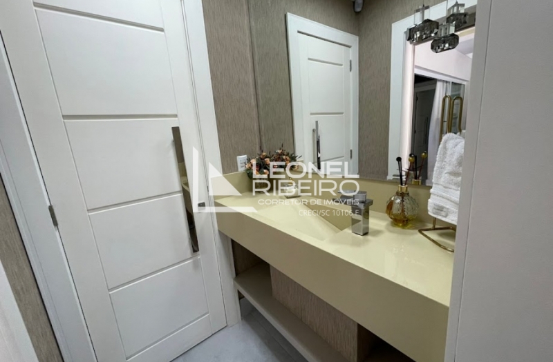 Casa mobiliada com piscina � venda no bairro Quintino em Timb�/SC