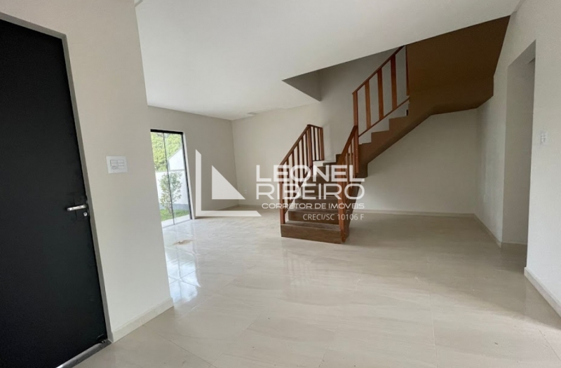 Sobrado Novo em �rea Nobre de Timb�