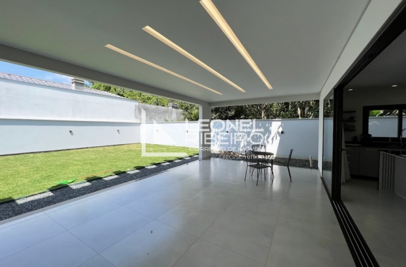 Casa alto padr�o com 3 dormit�rios no bairro Capitais em Timb�.