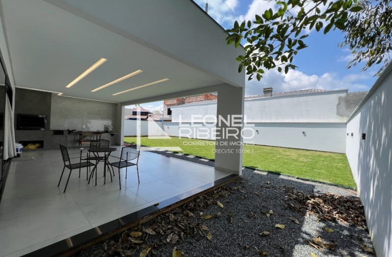 Casa alto padr�o com 3 dormit�rios no bairro Capitais em Timb�.