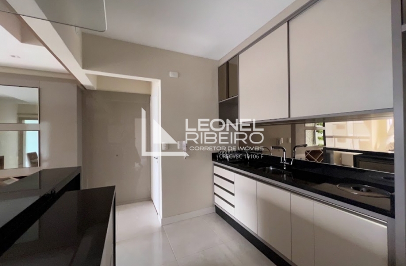 Apartamento semi mobiliado no bairro Centro em Timb�