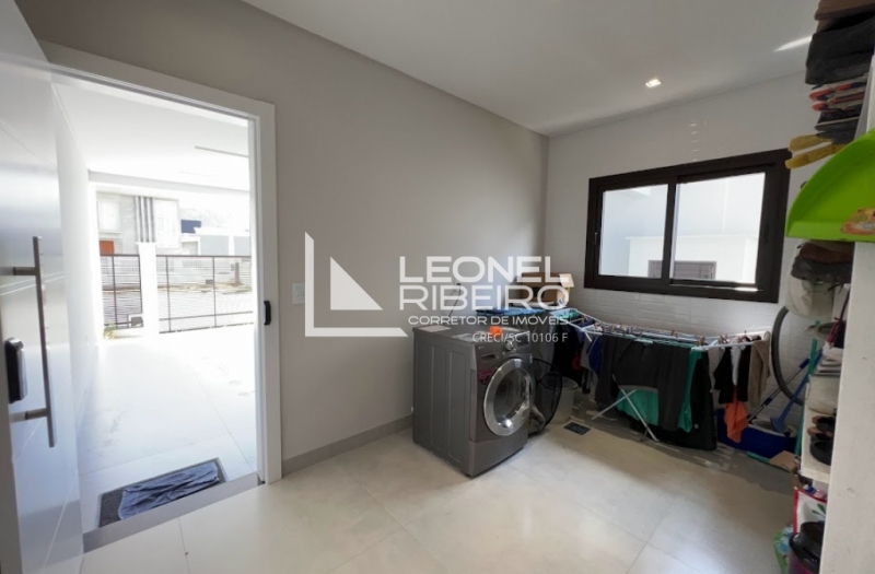 Casa alto padr�o com 3 dormit�rios no bairro Capitais em Timb�.