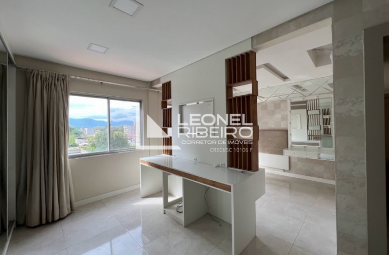 Apartamento semi mobiliado no bairro Centro em Timb�