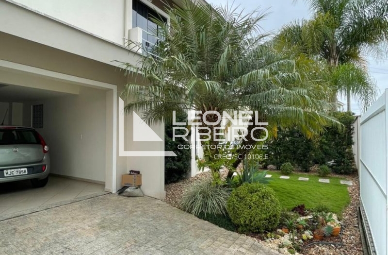 Casa alto padr�o com 2 pavimentos no bairro Imigrantes.