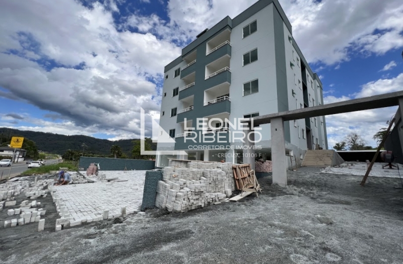 Apartamento novo no Bairro nas Na��es em Timb�.