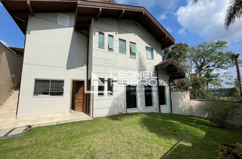 Casa mobiliada com piscina � venda no bairro Quintino em Timb�/SC