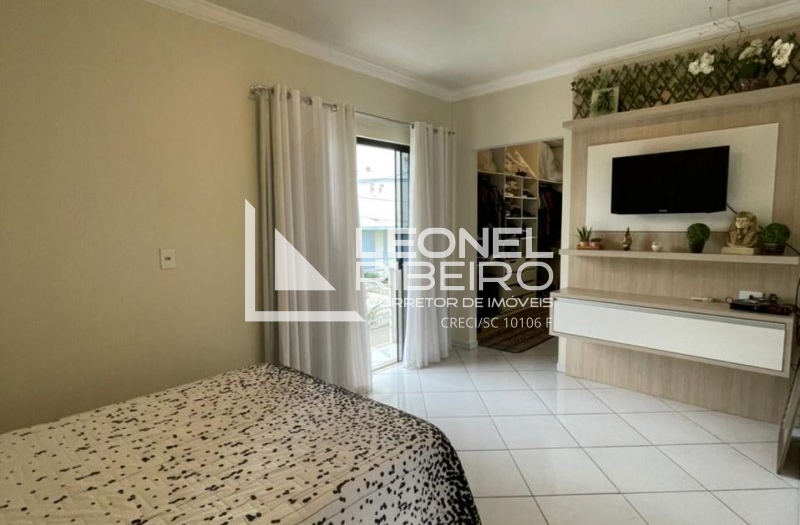 Casa alto padr�o com 2 pavimentos no bairro Imigrantes.