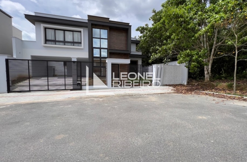 Casa alto padr�o com 3 dormit�rios no bairro Capitais em Timb�.