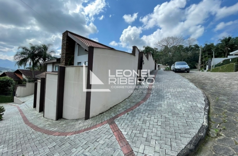 Casa mobiliada com piscina � venda no bairro Quintino em Timb�/SC