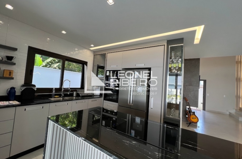 Casa alto padr�o com 3 dormit�rios no bairro Capitais em Timb�.