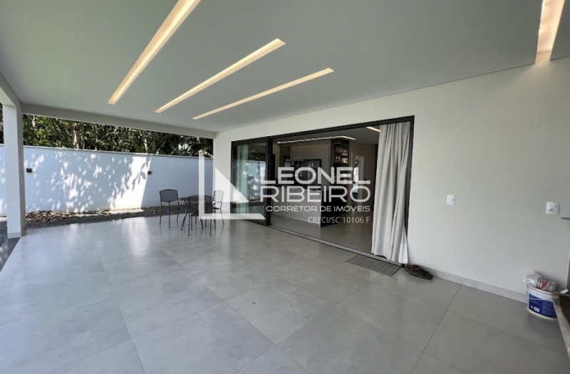 Casa alto padr�o com 3 dormit�rios no bairro Capitais em Timb�.