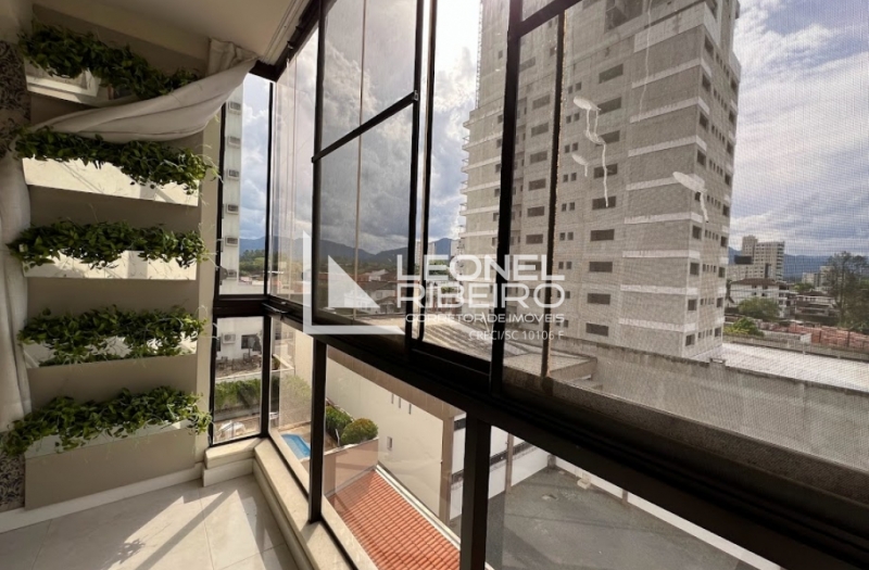 Apartamento semi mobiliado no bairro Centro em Timb�