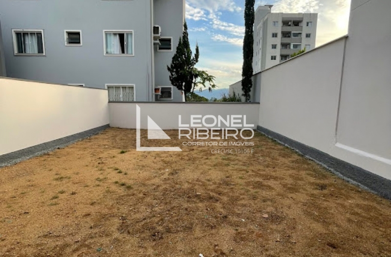 Sobrado Novo em �rea Nobre de Timb�