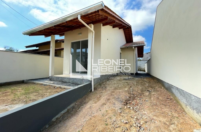 Casa nova no bairro Araponguinhas