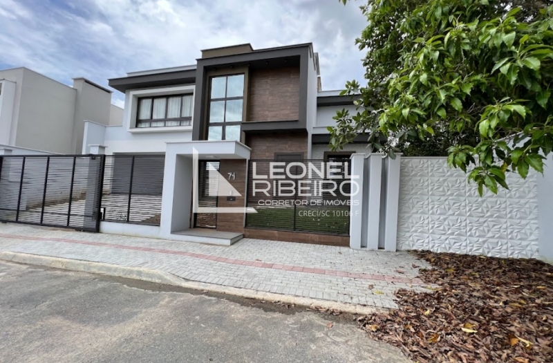 Casa alto padr�o com 3 dormit�rios no bairro Capitais em Timb�.