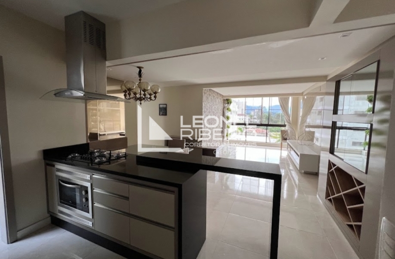 Apartamento semi mobiliado no bairro Centro em Timb�