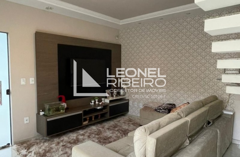 Casa alto padr�o com 2 pavimentos no bairro Imigrantes.