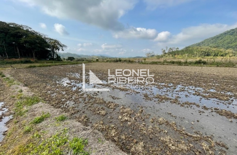 S�tio Encantador em Timb�.