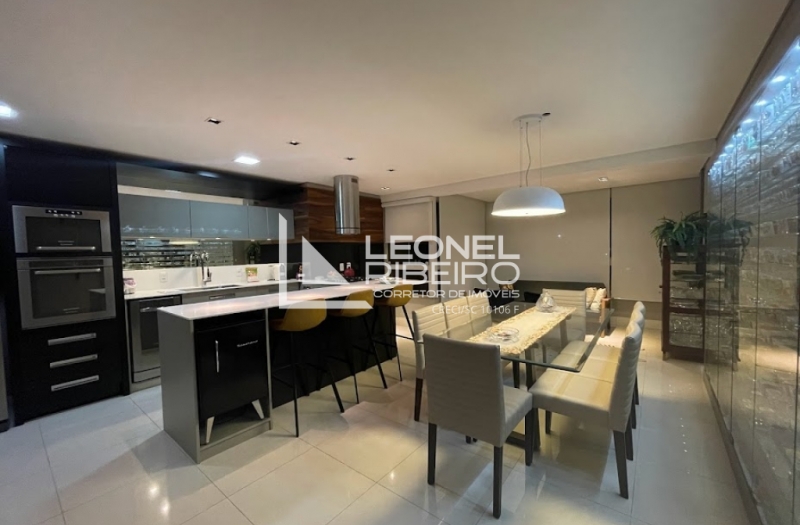 Apartamento Alto Padr�o em Andar Alto  a Poucos Metros do Centro 100% Mobiliado