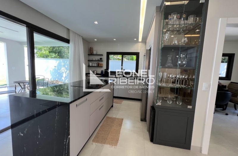 Casa alto padr�o com 3 dormit�rios no bairro Capitais em Timb�.