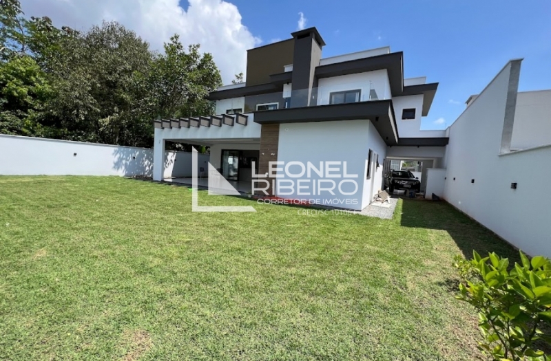 Casa alto padr�o com 3 dormit�rios no bairro Capitais em Timb�.