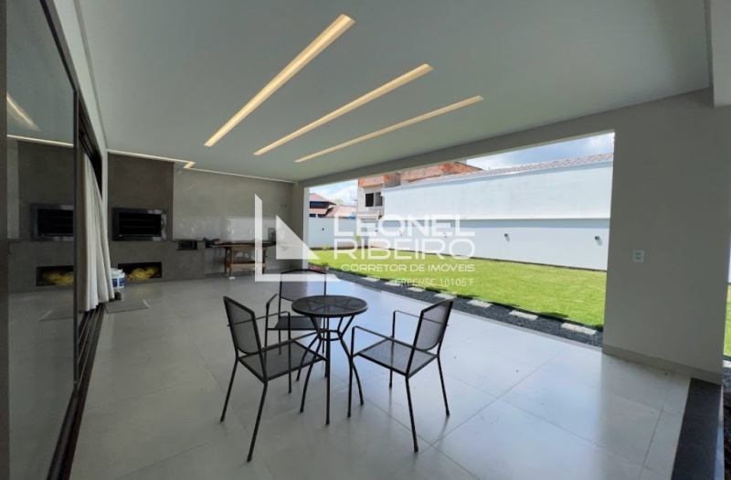 Casa alto padr�o com 3 dormit�rios no bairro Capitais em Timb�.