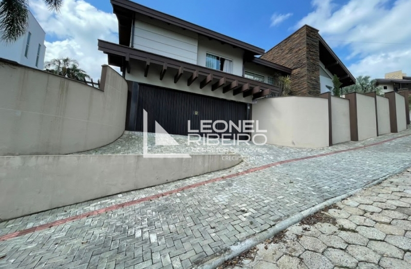 Casa mobiliada com piscina � venda no bairro Quintino em Timb�/SC