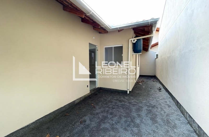 Casa Nova de Esquina no Bairro Araponguinhas.