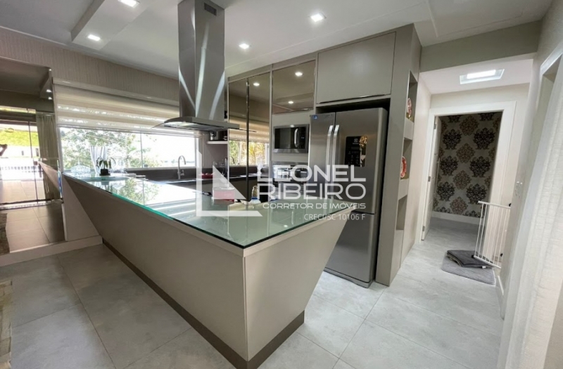 Casa mobiliada com piscina � venda no bairro Quintino em Timb�/SC