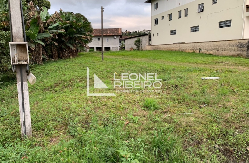 Terreno em excelente localiza��o na rua Blumenau em Timb�.