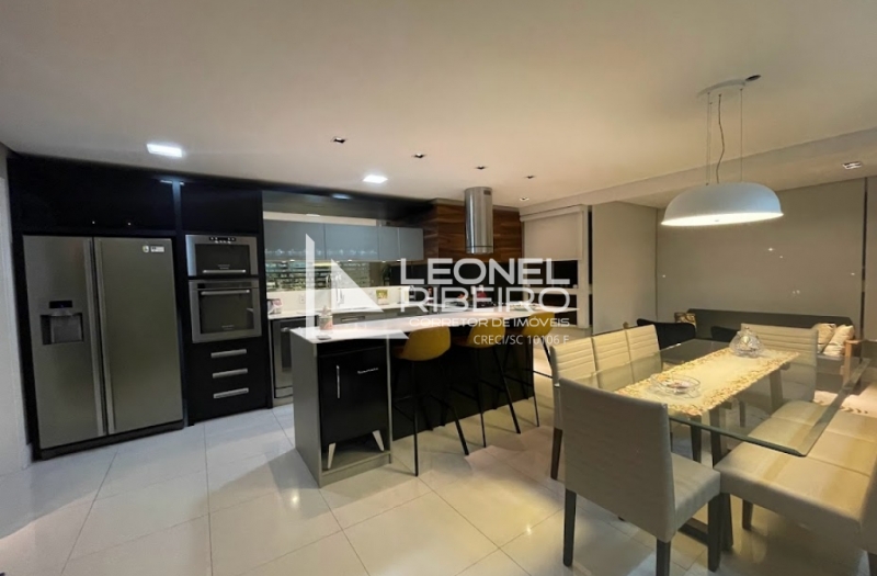 Apartamento Alto Padr�o em Andar Alto  a Poucos Metros do Centro 100% Mobiliado